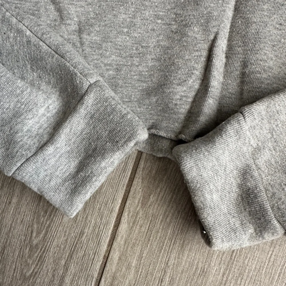 ALO Yoga Gray Cropped V‑Neck Sweatshirt Top